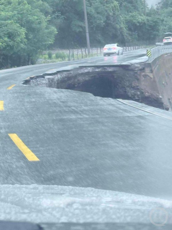 大盈家 九寨沟国道塌方自驾游客隧道滞留近10小时，暴雨突袭四川多个景区关闭
