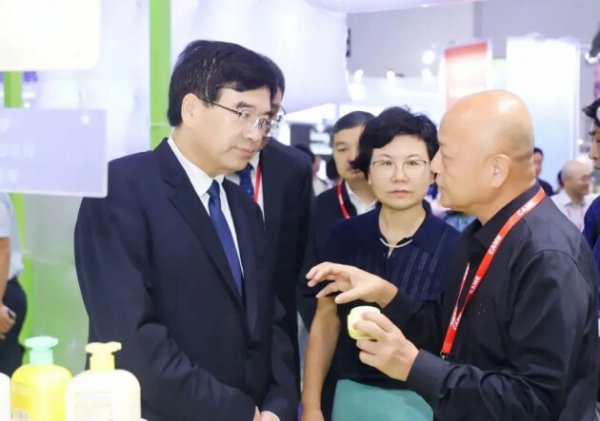 亿海配资  国家药监局党组成员、副局长徐景和，化妆品监管司司长李芳等一行莅临青蛙王子CAME展位